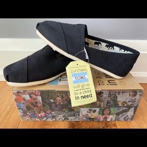 NWT Classic Black Canvas TOMS - Women’s Size 9 🖤